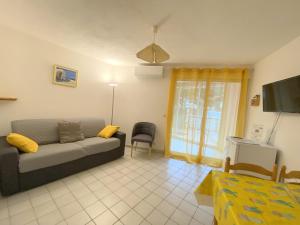 Un lugar para sentarse en Sol-y-Days Mathilde, Agréable appartement en rez-de-jardin avec parking et un accès direct à la plage