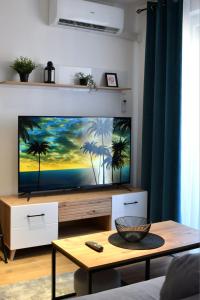 een woonkamer met een grote flatscreen-tv bij Apartman Anna Srebrno jezero in Veliko Gradište +37 foto's