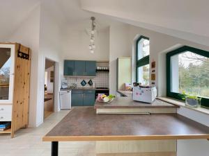 a kitchen with a table in the middle of a room at Ferienwohnung am Berliner Stadtrand in Berlin