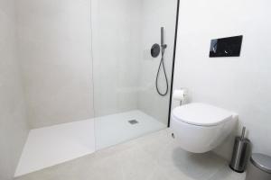 a white bathroom with a toilet and a shower at Villa Almendro Santa Rosalia Lake and Life Resort by PREMIUM SPAIN PROPERTIES in Torre-Pacheco