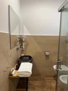 łazienka z umywalką i toaletą w obiekcie Olivia Rooms Eurialo w mieście Belvedere +9 zdjęć