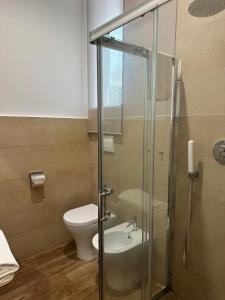 W łazience znajduje się toaleta i przeszklona kabina prysznicowa. w obiekcie Olivia Rooms Eurialo w mieście Belvedere