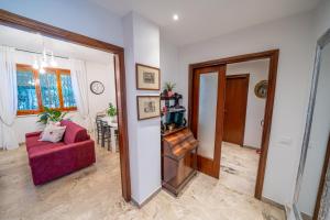 Una sala de estar con un sofá rojo y una mesa. en Da Luigi Pio, en Florencia