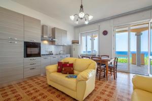 Kuchyň nebo kuchyňský kout v ubytování Family Beach apartment