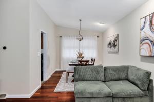 アルバニーにあるVacation Home in Albanyのソファとテーブルのあるリビングルーム