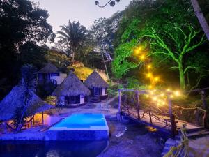 ein Resort mit Pool in der Nacht in der Unterkunft Tawaca Ecohotel in Calabazo