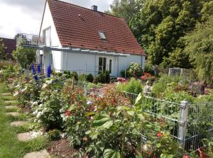 a garden in front of a house with flowers at Ferienwohnung Adebar in Bechhofen