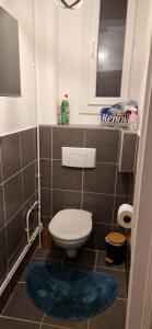 a small bathroom with a toilet and a window at Chez Nathan appartement 2 chambres in Auxerre