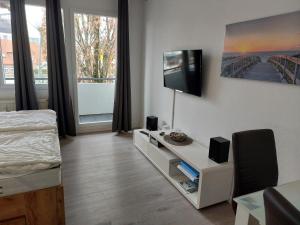 TV a/nebo společenská místnost v ubytování Wohnung Sonnenschein inkl Strandkorb vom 01 05-01 10