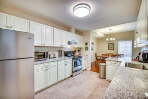 Dapur atau dapur kecil di Home 5 Mi to Colonial Pkwy, 11 Mi to Busch Gardens