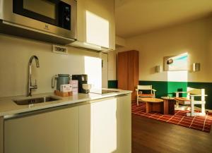 una cocina con fregadero y encimera en Numa Milan Sempione, en Milán