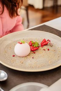 talerz z deserem z truskawkami w obiekcie Kristallhotel Corona-Krone w mieście San Vigilio di Marebbe