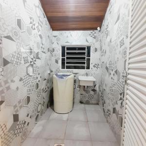 a small bathroom with a sink and a toilet at CASA - 7 quartos - 10 vagas de garagem in Campo Grande