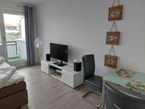 TV a/nebo společenská místnost v ubytování Sonnenschein 2 inkl Strandkorb vom 01 05-01 10