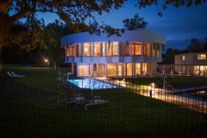 Bazén v ubytování Resort Hof Weissbad nebo v jeho okolí