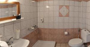 Koupelna v ubytování Hotel Miramare + 19 fotografií