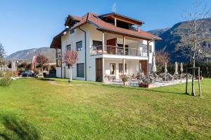 una casa con un prato verde davanti di Ferienwohnung 1 Weger ad Andriano
