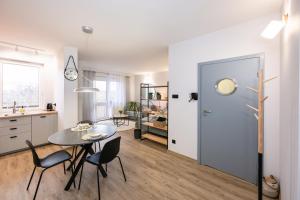Kuchyň nebo kuchyňský kout v ubytování APARTAMENT STRZELECKIEGO przy Politechnice i Onkologii + 7 fotografií