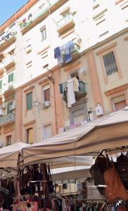 un edificio con ropa colgada en un tendedero delante en Market house Napoli, en Nápoles