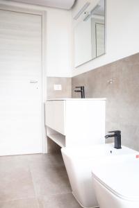Bilik mandi di Cappuccino - Deluxe apartment with balcony +14 gambar