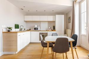 a kitchen and dining room with a table and chairs at Nancy Ville in Nancy +64 photos