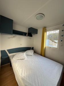 Postel nebo postele na pokoji v ubytování Camping Le clos Savoye + 37 fotografií