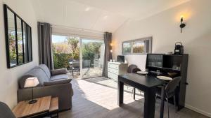 Χώρος καθιστικού στο Appartement en résidence avec piscine, cour privée