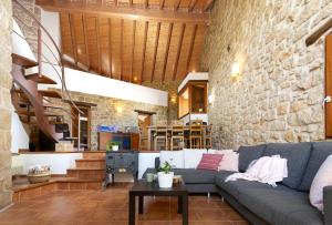 Posezení v ubytování Espacioso pajar con barbacoa en Casa de las Letras
