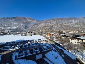 eine Luftansicht eines Parkplatzes im Schnee in der Unterkunft ROCH B300 - Magnifique studio - Centre Bourg Saint Maurice in Bourg-Saint-Maurice