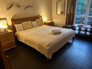 a bedroom with a bed and two lamps and a window at Vital House in Kazimierz Dolny