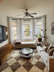 un soggiorno con un divano e un tavolo di The Avondale Retreat a Chicago