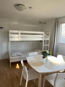 Postel nebo postele na pokoji v ubytování Klämmingsbergsbadets - STUGA GÄDDAN