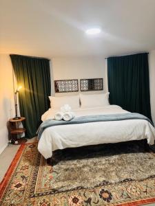 una camera da letto con un letto grande con tende verdi di The Avondale Retreat a Chicago
