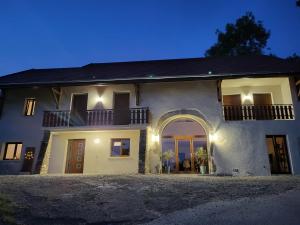 LucingesにあるAppartement Ilenaの夜の大白い家