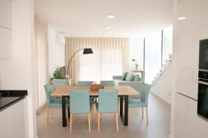 een eetkamer met een tafel en stoelen bij Casa Encanto da Foz - BY SCH in Foz do Arelho