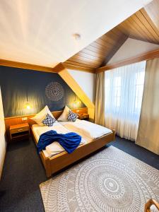 Postel nebo postele na pokoji v ubytování Hotel Gülser Weinstube