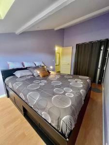 Postel nebo postele na pokoji v ubytování Cozy House - Roissy CDG Paris - Parc-expo -Astérix