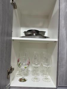 a row of wine glasses sitting on a shelf at Sobrado confortavel e central in Foz do Iguaçu