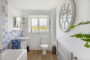 Bilik mandi di Stunning House Seconds from beach, Sleeps up to 12 +16 gambar