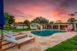 Casa con piscina y casa en Waterfront Oasis Htd Pool PuttPutt Bocce Ball, en Redington Shores