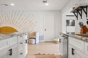 Köök või kööginurk majutusasutuses Waterfront Oasis Htd Pool PuttPutt Bocce Ball +53 fotot