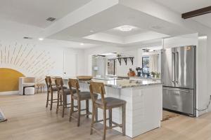 Köök või kööginurk majutusasutuses Waterfront Oasis Htd Pool PuttPutt Bocce Ball