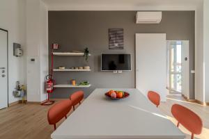une salle à manger avec une table et des chaises blanches dans l'établissement Urban View Apartment - Argonne, à Milan