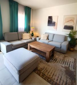 ein Wohnzimmer mit zwei Sofas und einem Couchtisch in der Unterkunft PMT01 - Modern, luxury with heated pool in Torrevieja + 14 Fotos