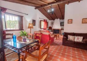 una sala de estar con una mesa y un sofá en Villa 291 by Villamya, en El Gastor