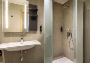 Bilik mandi di B&B HOTEL Como Baradello