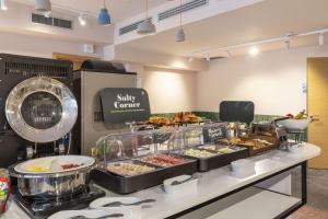 Makanan di atau berdekatan hotel