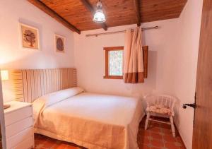 Un dormitorio con una cama y una ventana y una silla. en Villa 291 by Villamya, en El Gastor 26 fotos más