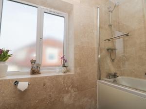 Et badeværelse på Weydale Avenue + 31 billeder