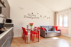 a living room with a table and a couch at Lele Home Bilocale nel centro città 900m dalla stazione in Lissone